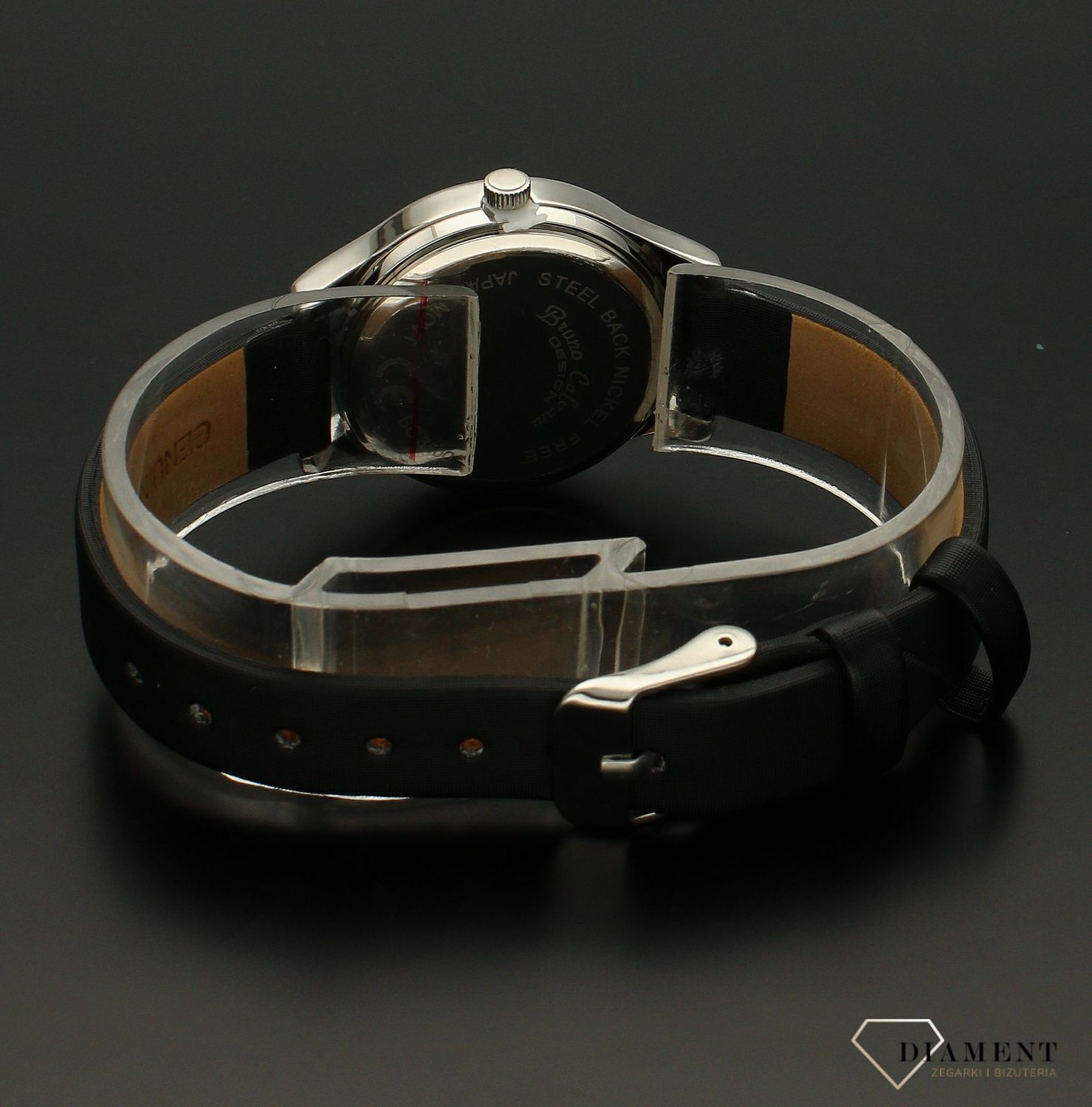 Zegarek damski na pasku z cyrkoniami Bruno Calvani BC3500 SILVER. Tarcza zegarka okrągła w srebrnym kolorze z wyraźnymi cyframi arabskimi w kolorze czarnym. Dodatkowym atutem zegarka jest wyraźne logo. Idealny elegancki zega (3).jpg